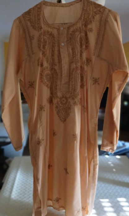 Roupa de mulher em bom estado.