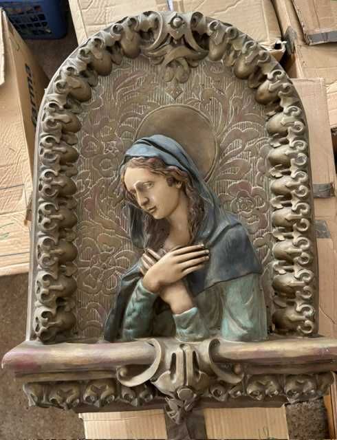 Quadro religioso com relevo da Virgem Maria