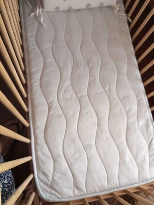 Berço com colchão com protetor lateral