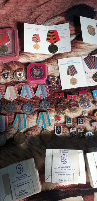 Продам різні значки