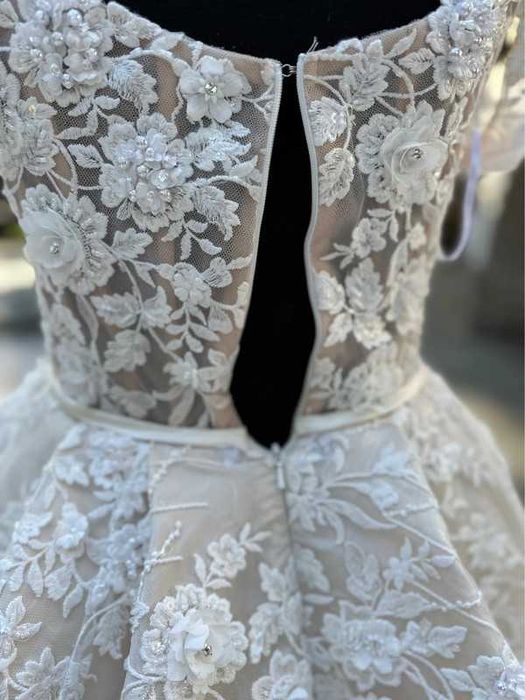 Suknia ślubna koronkowa odkryte ramiona kwiaty