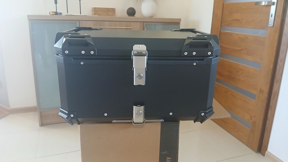 Kufer aluminiowy 65 litrów Dwa kaski z płytą montażową Nowy
