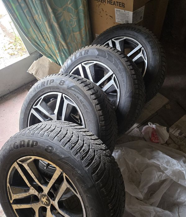 Продам зимнюю резину Goodyear Ultragrip 8 215/65/r16 на Peugeot 3008