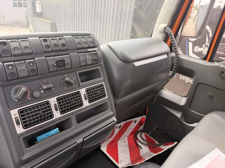 IVECO EUROCARGO 12T 180cv com Grua HMF400 Caixa Tri-Basculante com Apenas 177.000km ###OPORTUNIDADE###