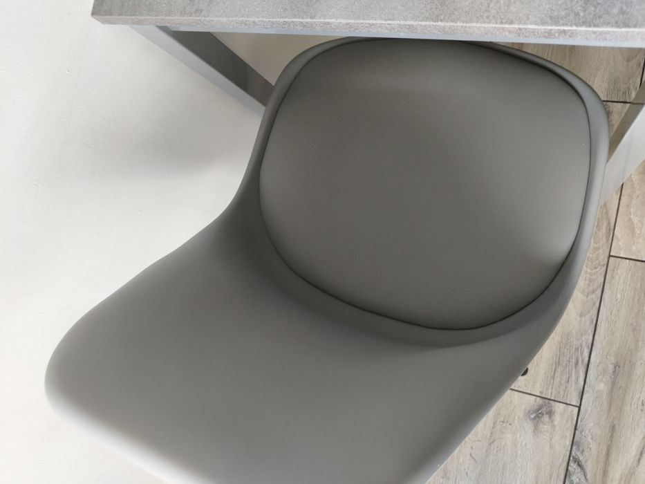 Stół kuchenny z krzesłami