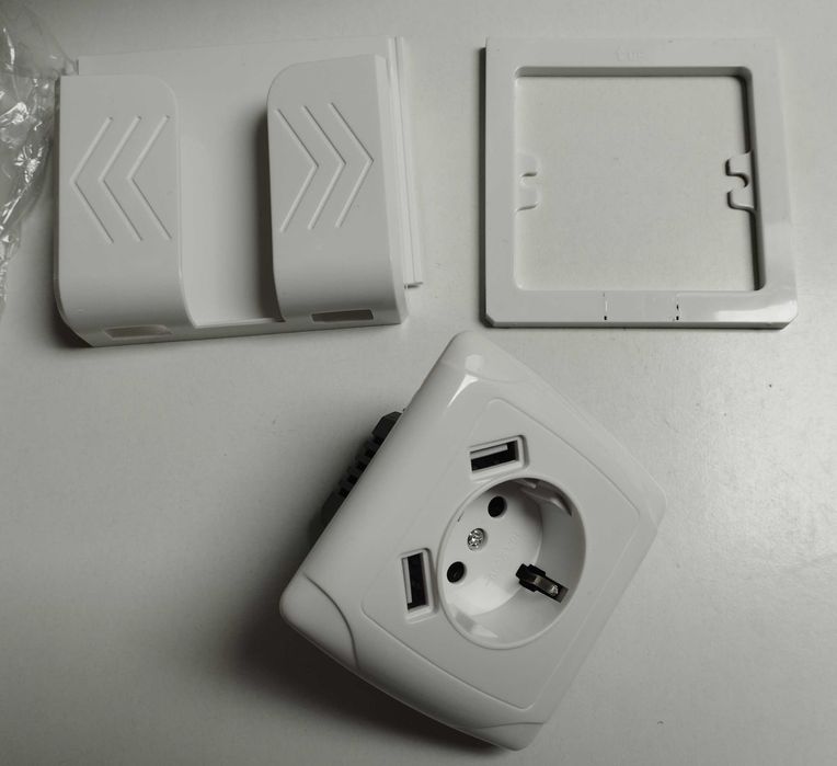 Tomada de parede, com portas usb 5v 2a e suporte telemóvel