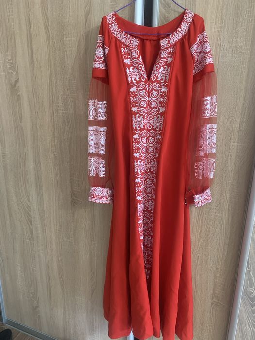 Вишита сукня