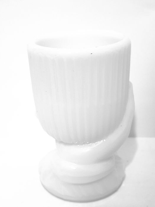 Antigo copo paliteiro em vidro opalino branco