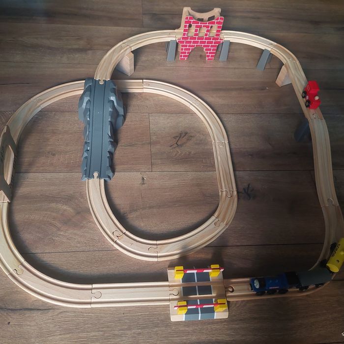 Tory drewniane z kolejką + zestaw pociągów magnetycznych