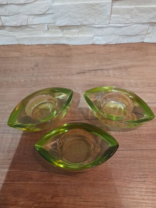 Komplet szklanych świeczników tealight.