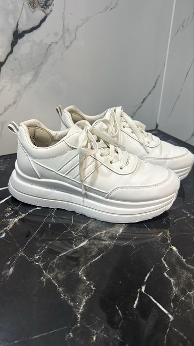 Кросівки жіночі білі