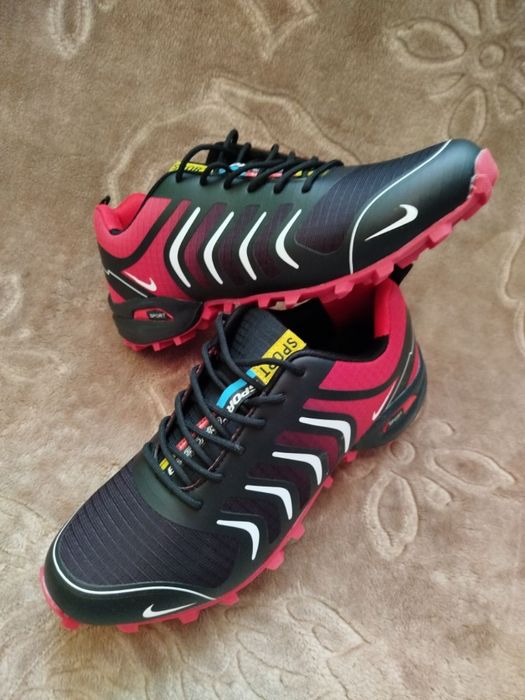 Nowe sportowe buty męskie.