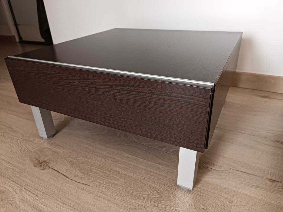 Conjunto de cama com mesas de cabeceira