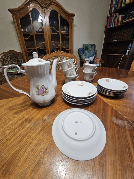 Serwis kawowy Chodzież PRL – porcelana, scenki, komplet