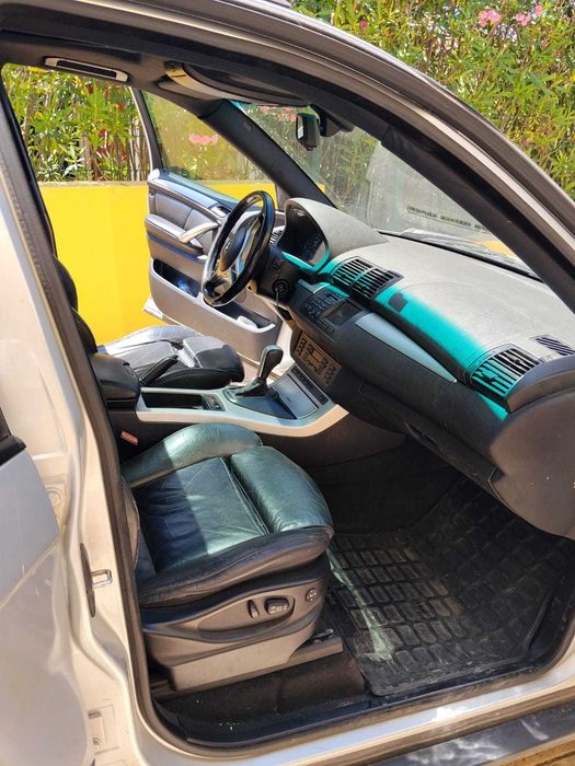 Viatura  BMW X53 trata o próprio