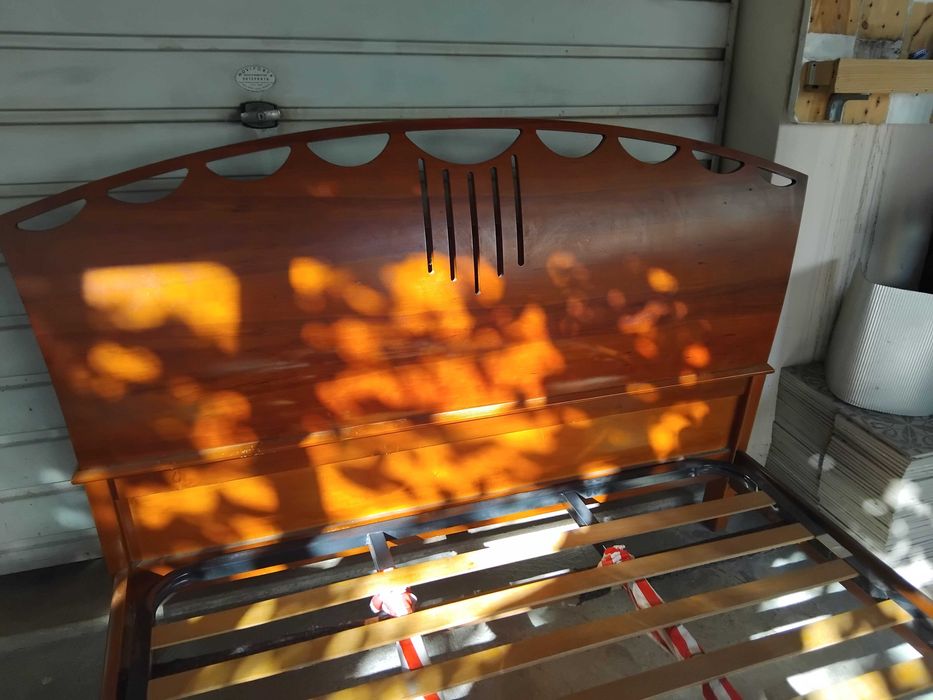 Cama de casal em cerejeira...   Pagamento só em dinheiro na hora ..