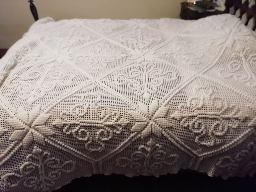 Colcha em renda feita à mão