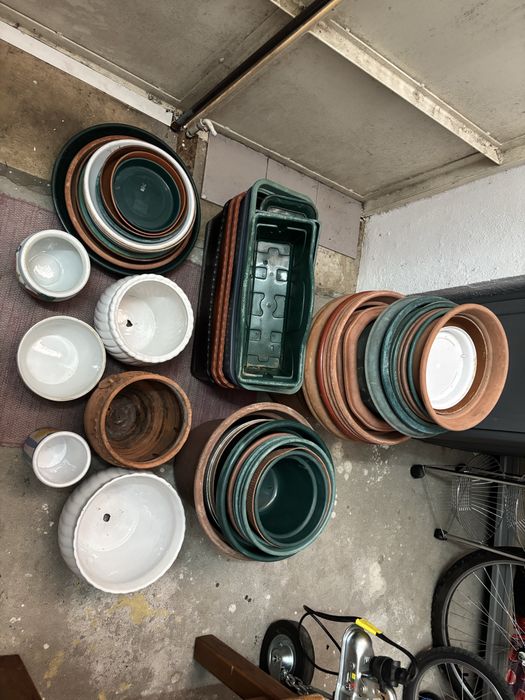 Vasos de plastico e floreiras e pratos e vasos de loica