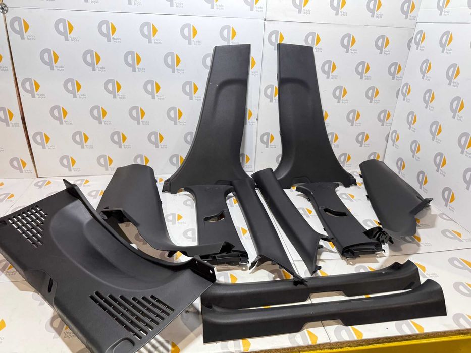 Plásticos Interiores colunas e mala Toyota Aygo X 2022