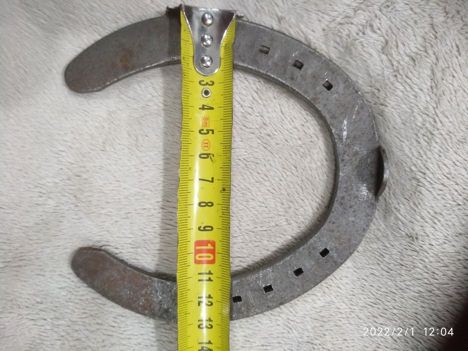 Підкови і цвяхи до них в асортименті різних розмірів і моделей