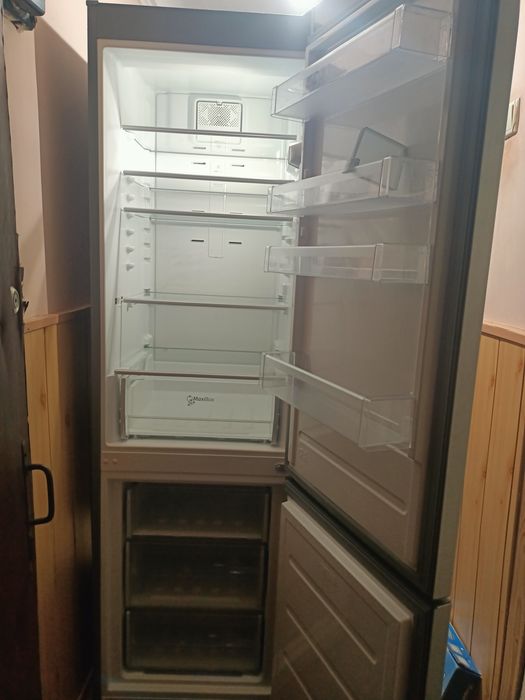 Продам холодильник с документами в отличном состоянии.