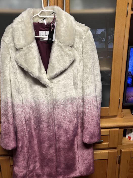 Casaco de pelo branco e rosa