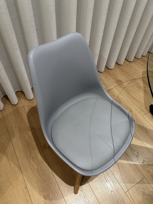 Mesa de jantar e cadeiras