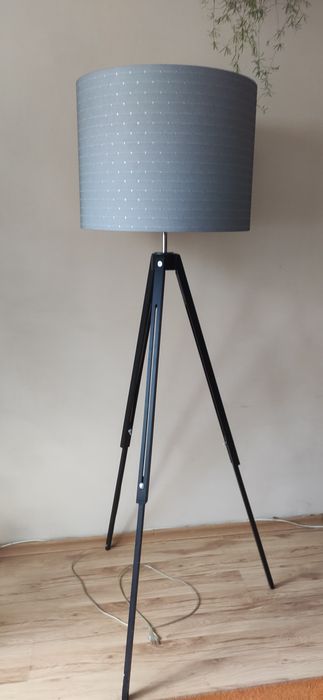 Piękna stylowa lampa na statywie