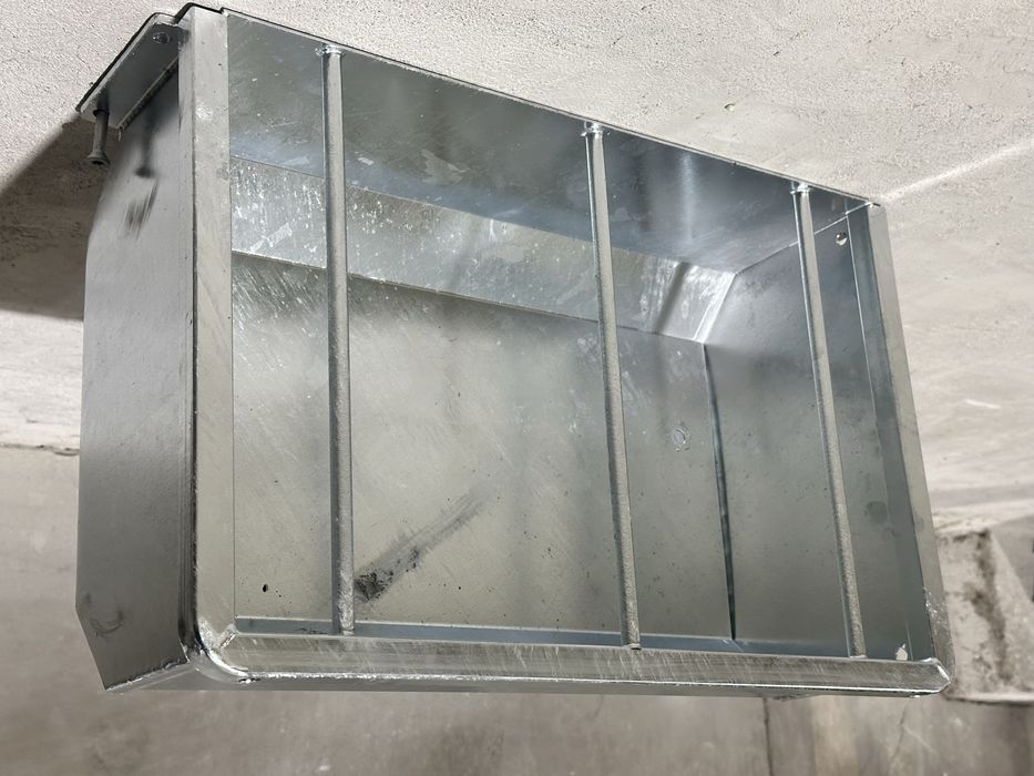Koryto żłób narożny dla koni metal ocynk ogniowy