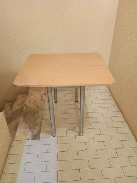 Mesa dobrável com duas cadeiras