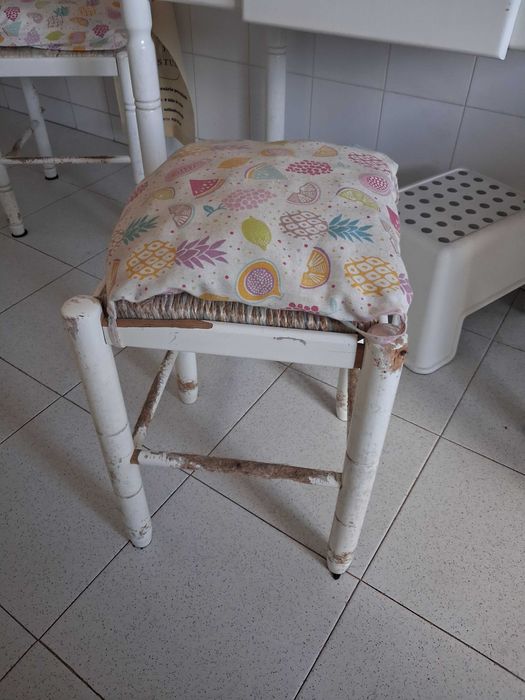 Mesa + 2 Cadeiras e Banco