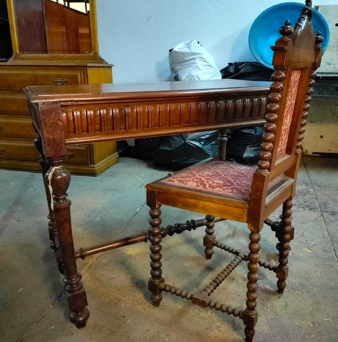 Secretária Antiga com Duas Cadeiras