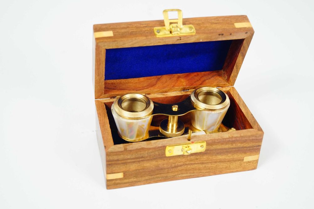 Mosiężna lornetka teatralna perłowo złota drewniane pudełko