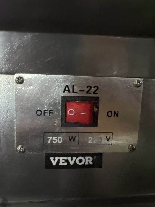 Estou vendendo um moedor de carne profissional.