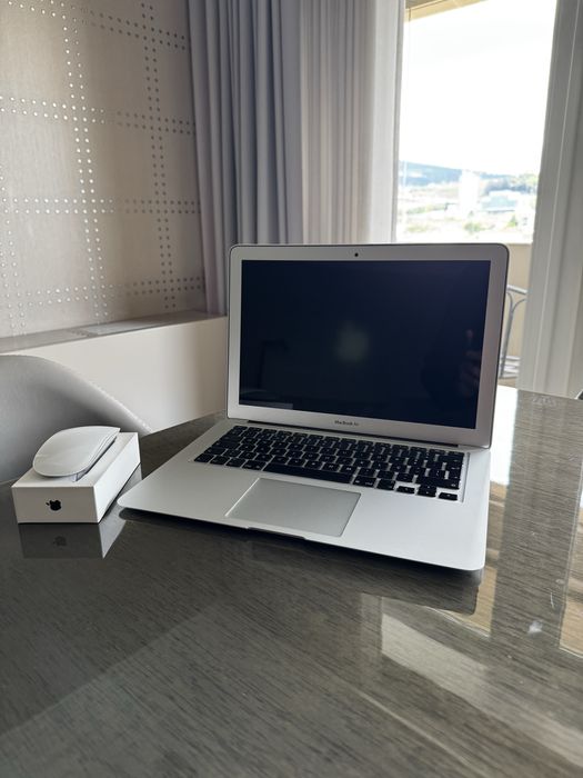 Apple MacBook Air 13" (2017) + Magic mouse + Carregador novo