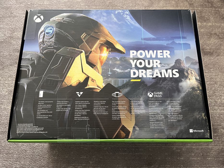 Xbox Series X com caixa