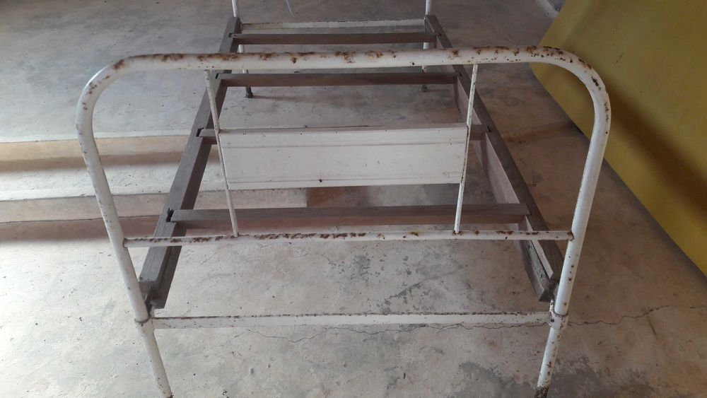 Cama de ferro antiga
