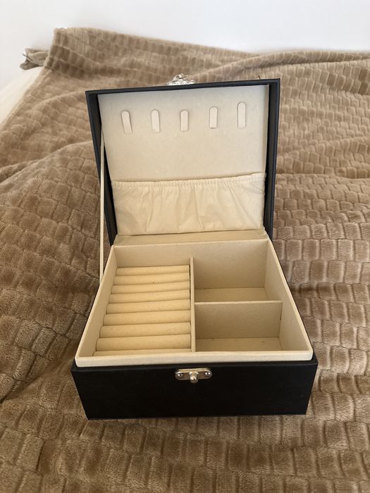 kuferek na bizuterie