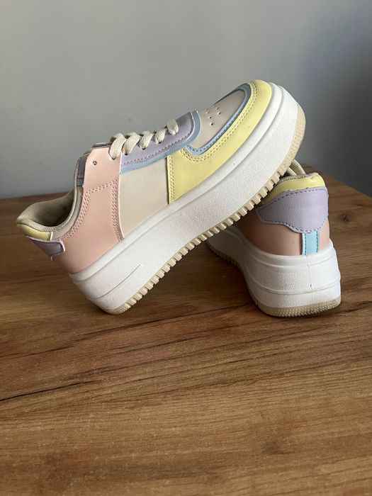 Buty sportowe pastelowe beżowe