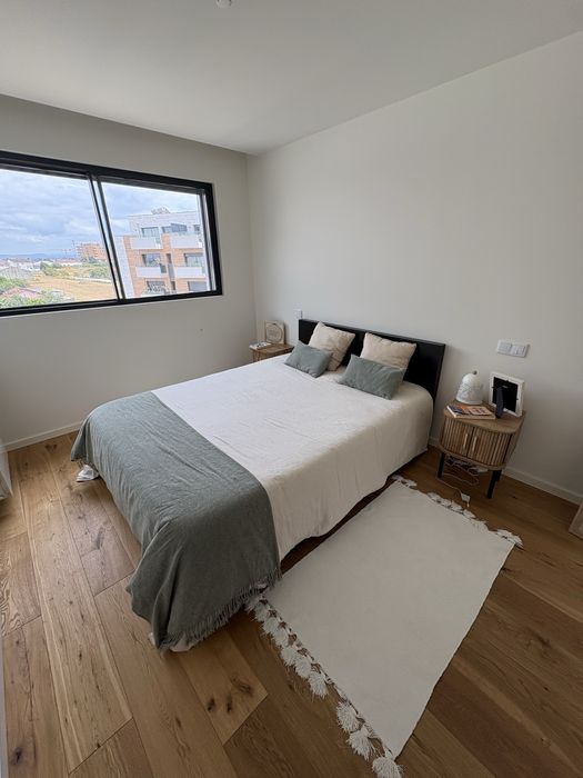 Cama de Casal 150x200 cm com Estrado e Colchão – Bom estado