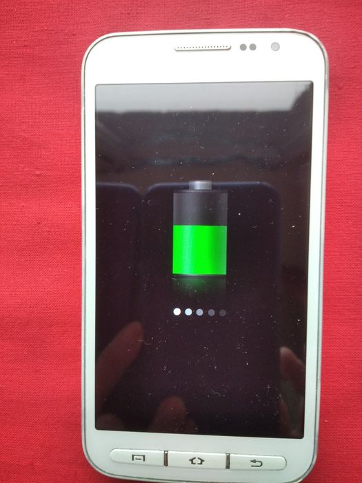 Мобильный телефон Самсунг в очень хорошем состоянии, батарейка долго д