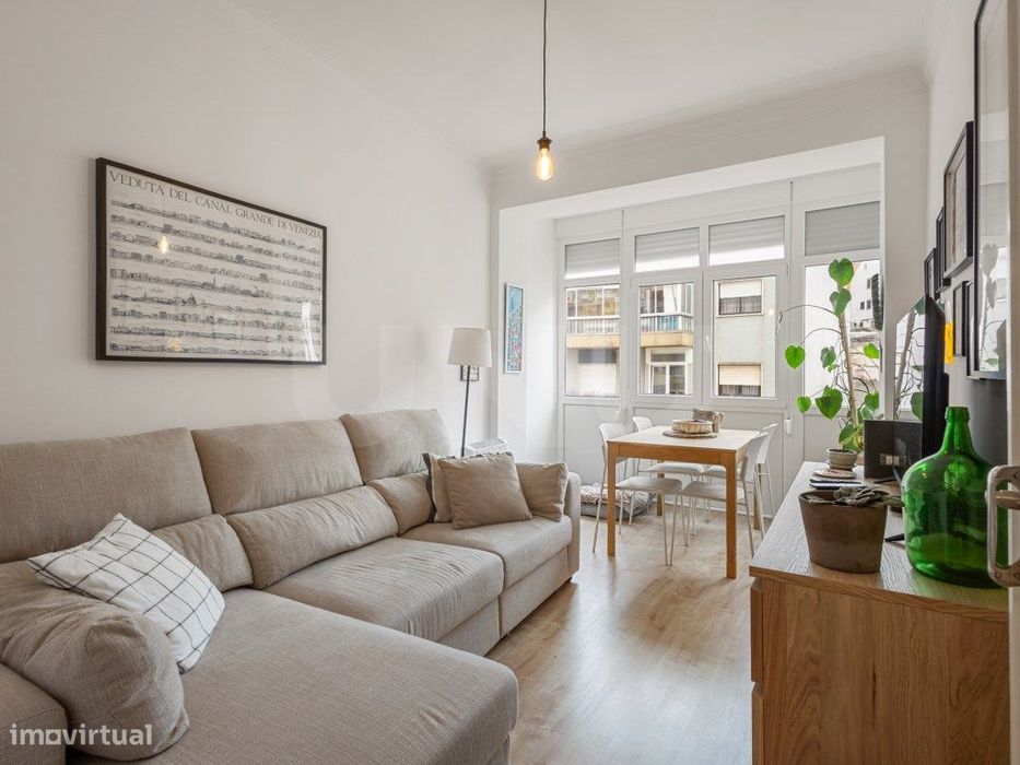 Apartamento T1 remodelado para venda na Graça, Lisboa.