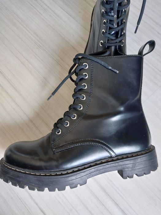 Wiązane czarne buty za kostkę firmy H&M