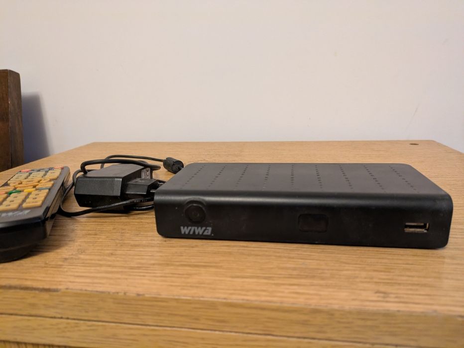 Dekoder DVB-T 1 z pilotem i kablem zasilającym