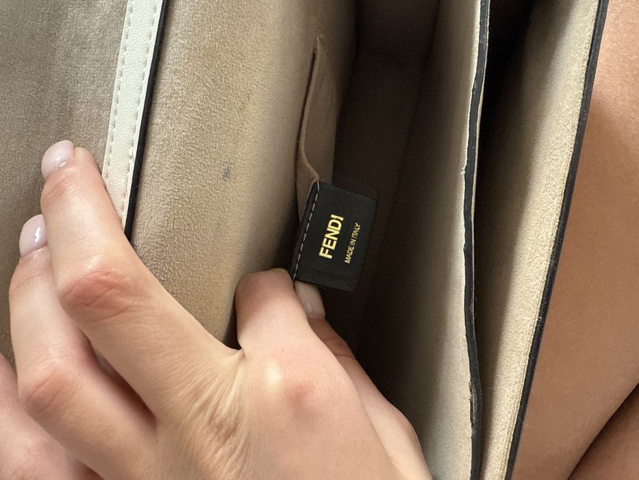 сумка Fendi Mania Logo Kan Bag із інструктованої шкіри середнього розм