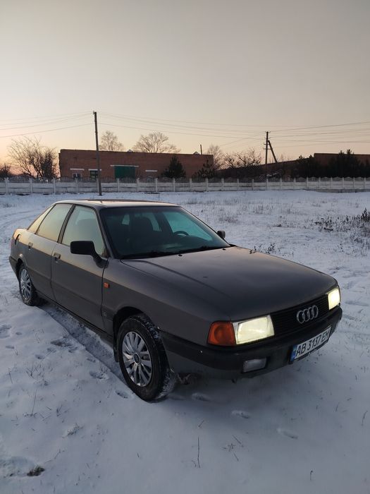 Продам Ауді 80 б3 в гарному стані . Авто кожного дня на ходу, дно ціле, варити не потрібно нічого, лише на задньому крилі є дефект, його видно на фото. Стоїть зимова гума, двигун 1.8  масла не бере, ходова в гарному стані, поміняна повністю вихлопна система,  люк працює, не тече. Авто по техпаспорту, страховка нова , дійсна ще 10 місяців, присутній адекватний торг.