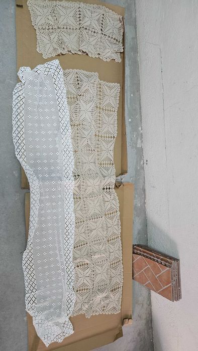 Vários artigos de renda, naperons, toalhas, colchas
