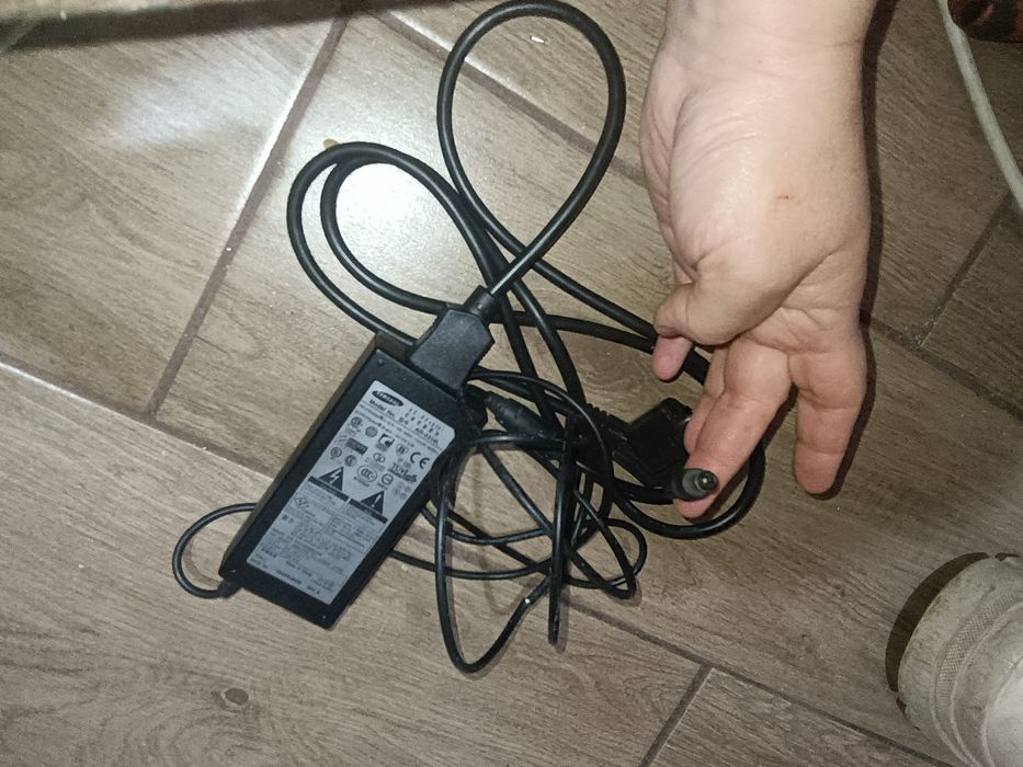 Монитор Samsung SyncMaster 173s працює