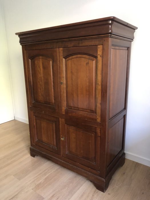 Móvel em madeira maciça