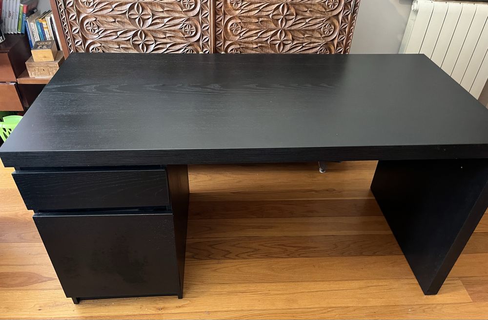 Secretária nova com gaveta e prateleiras